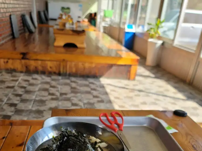 솔밭식당 내부 테이블 전경