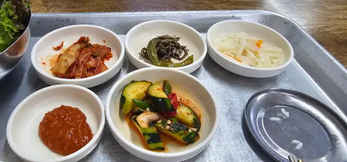 정갈하게 차려진 기본 찬