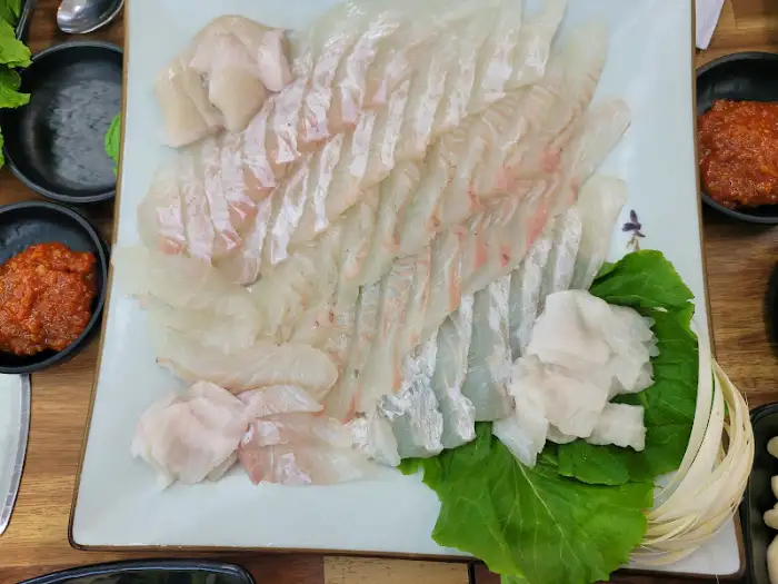 두툼하게 썰어낸 신선한 회