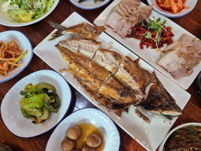 테이블에 차려진 정갈한 반찬과 밥