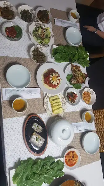 푸짐하게 차려진 한상차림