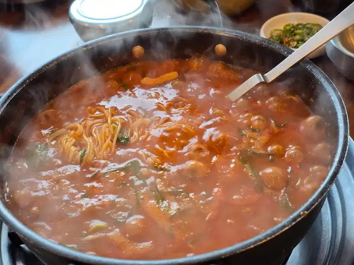 팔팔 끓는 어죽