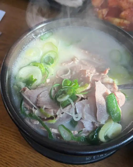 김이 모락모락 나는 돼지국밥 한 그릇