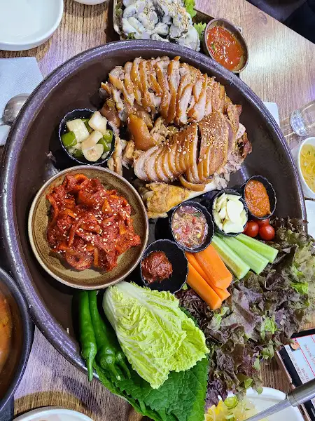 젊음의 족발 내부 테이블 세팅