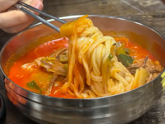 다양한 밑반찬이 차려진 식탁