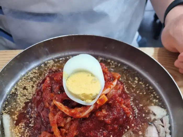 밀면에 올라간 계란