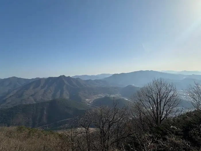 산맥 위로 펼쳐진 운해 풍경
