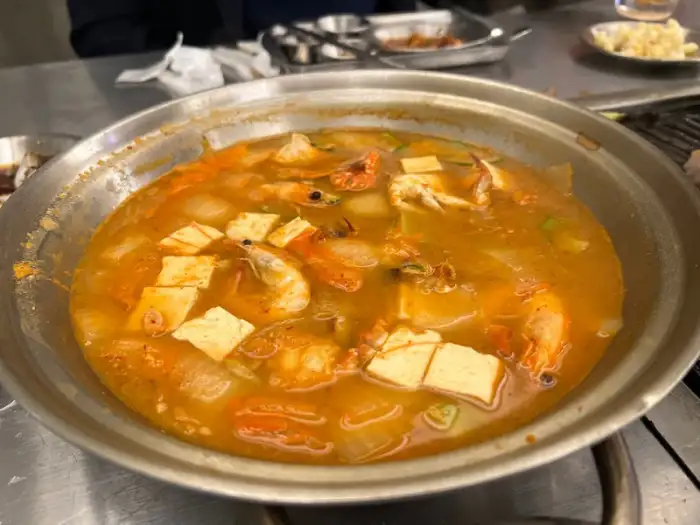 푸짐하게 담긴 된장찌개