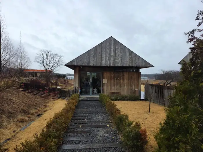 카페로 이어지는 정겨운 돌길과 작은 정원