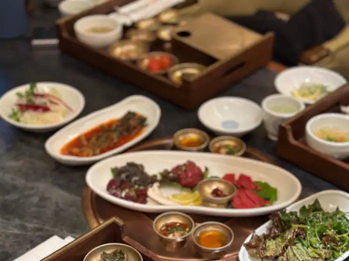 정갈하게 차려진 밑반찬과 육사시미, 육회