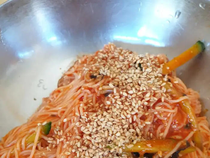 비빔국수 위에 뿌려진 참깨