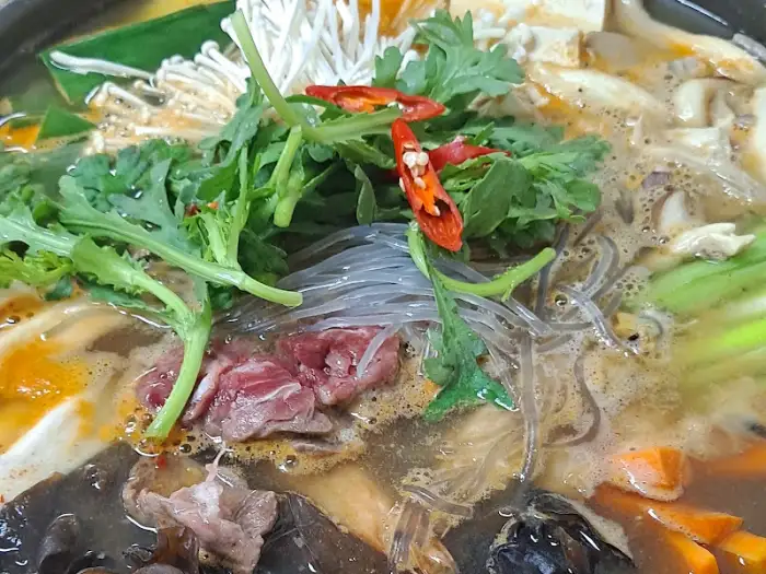 다양한 야채와 버섯, 고기가 어우러진 전골 요리