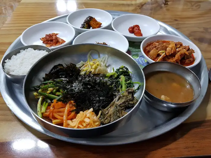 솥밥과 다양한 반찬이 차려진 상차림