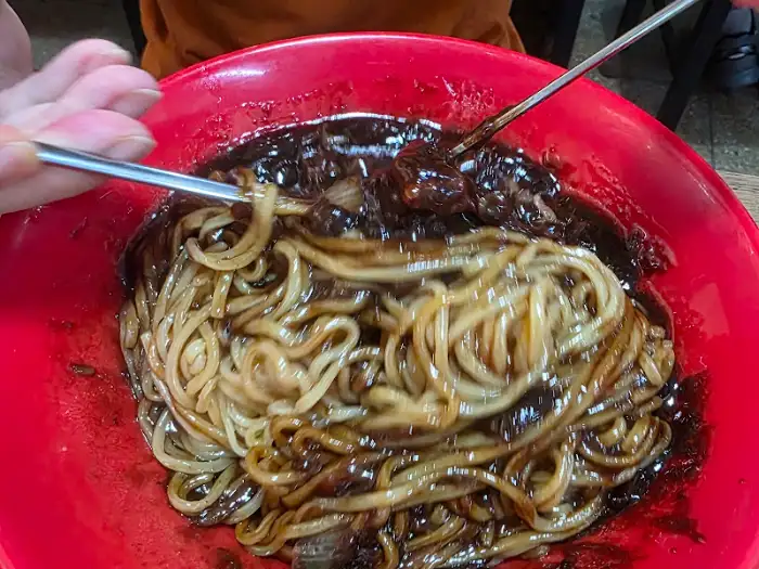 고기덮밥 비비는 모습