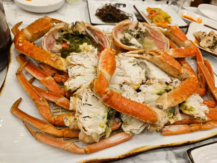 먹음직스럽게 차려진 킹크랩