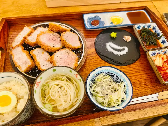 돈카츠, 밥, 국수, 샐러드, 김치 등이 함께 나온 한 상 차림