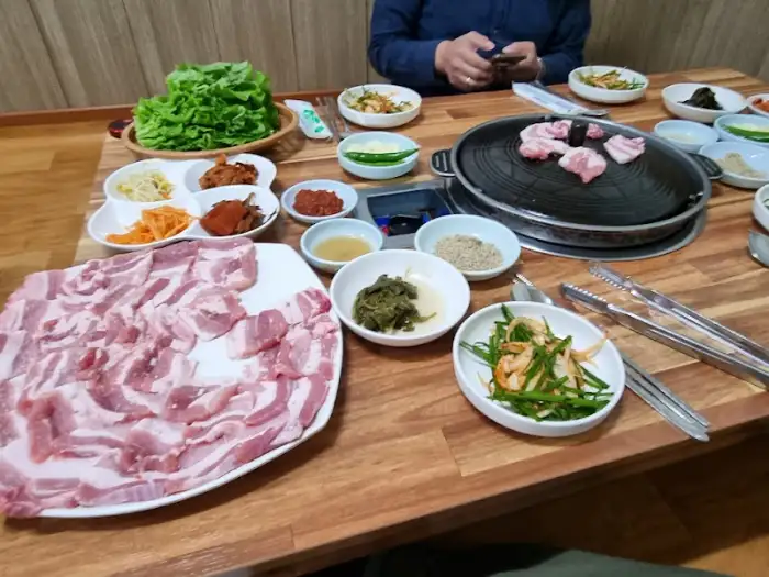 화목식당 테이블 세팅