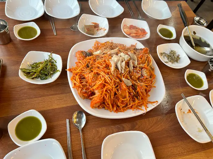 테이블 세팅된 아귀찜 메인 요리