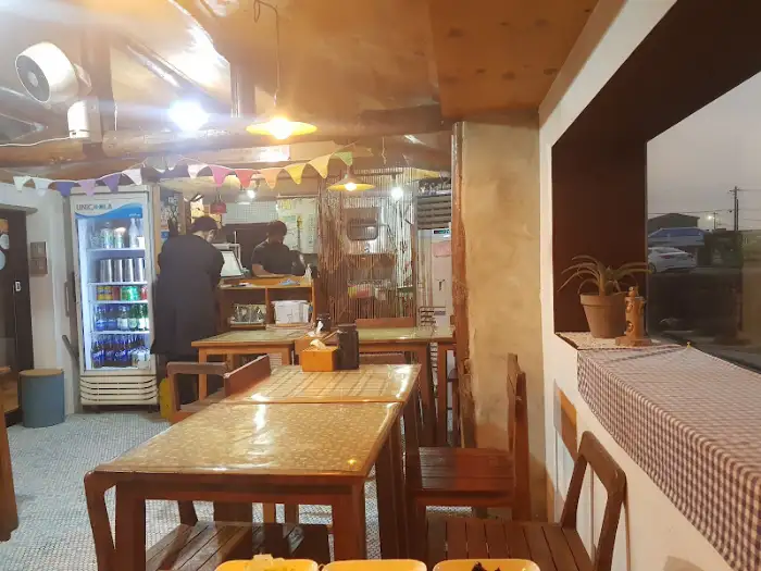 실내 테이블과 주방 모습