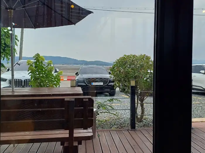 주차장에 세워진 차량과 주변 풍경