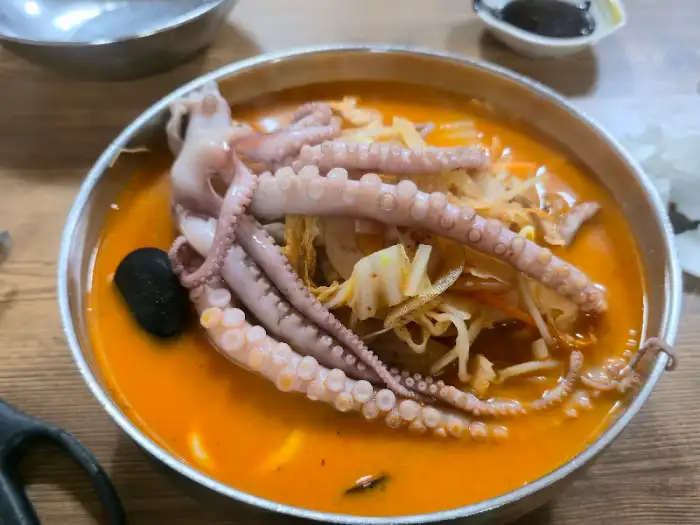 낙지 한 마리가 통째로 들어간 짬뽕