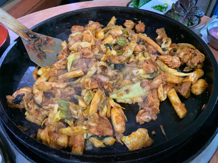 다 익은 닭갈비의 먹음직스러운 모습