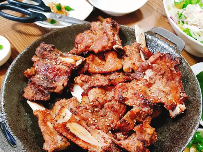 잘 구워진 돼지갈비