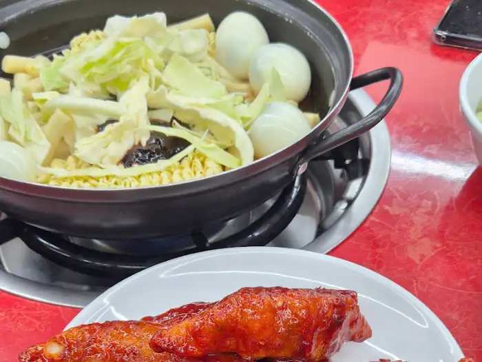 떡볶이 냄비와 플레이트 위 음식