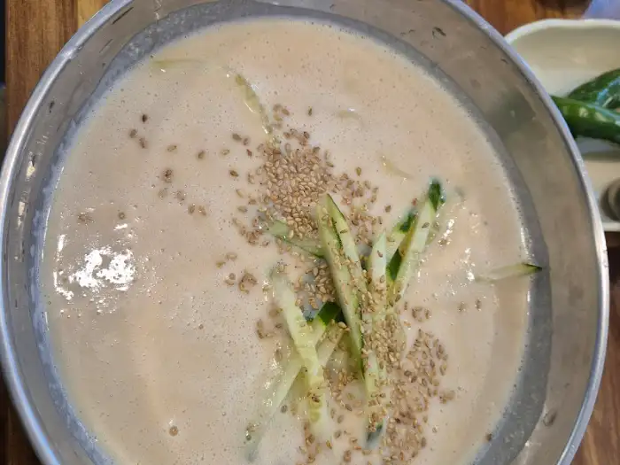 먹음직스러운 동죽칼국수