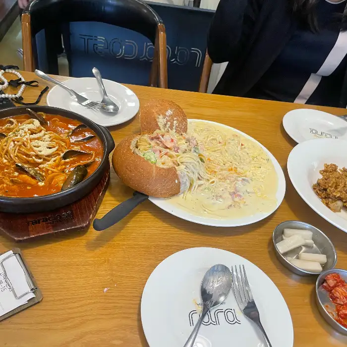 다양한 메뉴가 차려진 식탁