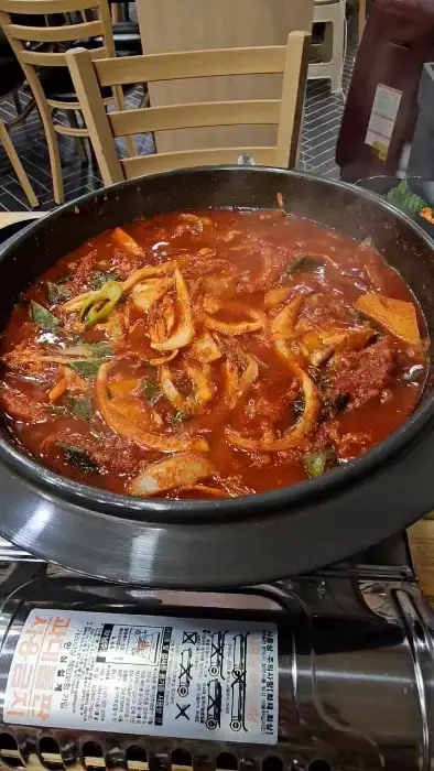다양한 채소와 함께 끓여지고 있는 갈치조림