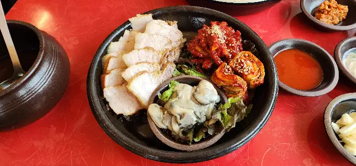 플레이팅된 뿔소라회와 곁들임 반찬