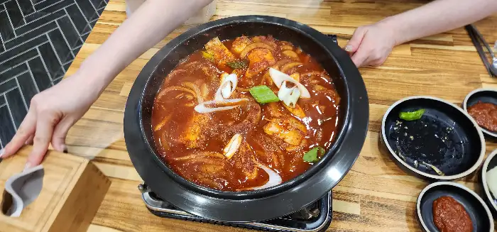 앞접시에 덜어 놓은 먹음직스러운 갈치조림