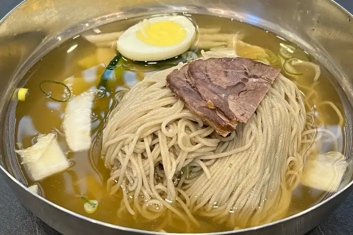 평양냉면 한 그릇의 클로즈업 사진