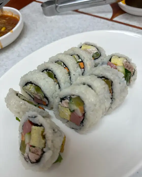 새하얀 누드 김밥 여러 조각