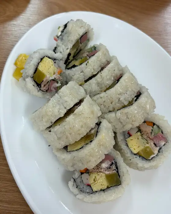 플레이팅된 누드 김밥 클로즈업