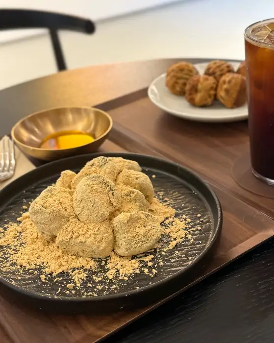 쑥인절미와 음료
