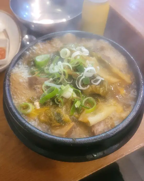 뚝배기에 담긴 뼈해장국에 대파와 우거지가 듬뿍 들어있습니다.