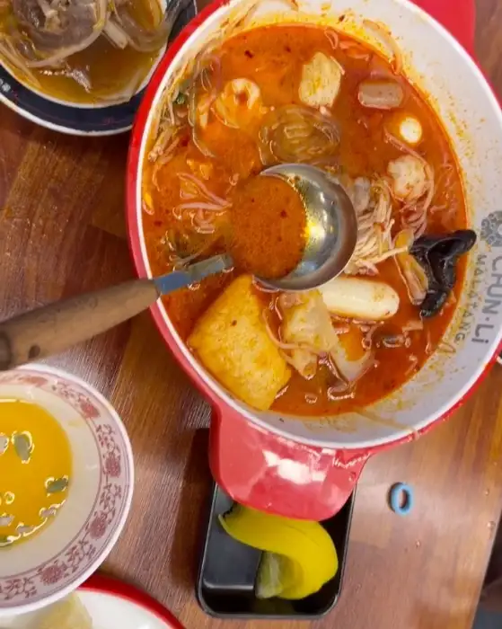 끓고 있는 마라탕의 먹음직스러운 모습