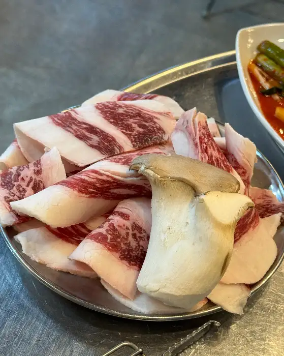 신선한 우대갈비와 팽이버섯