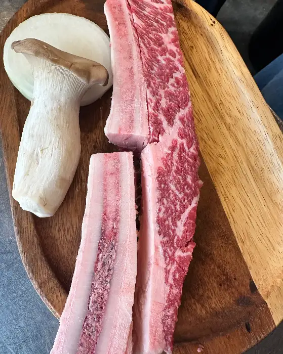 정성스럽게 플레이팅된 우대갈비