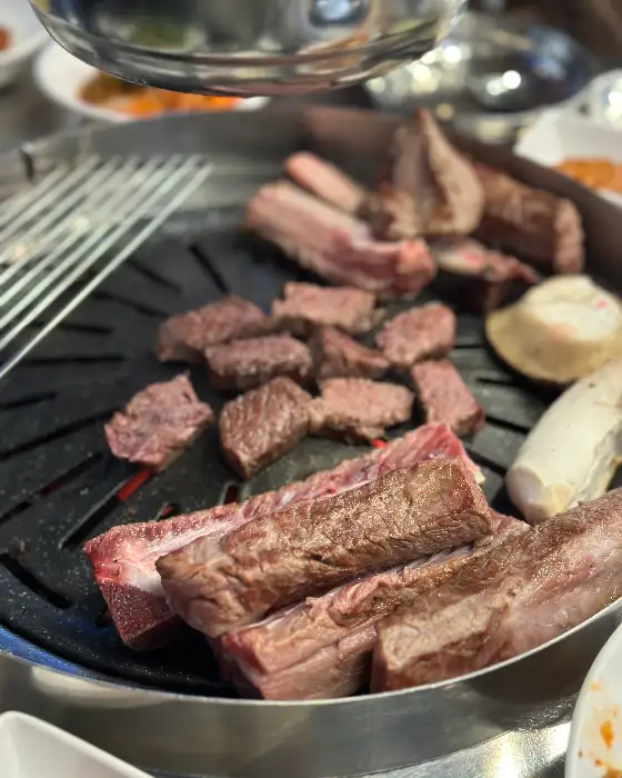 불판 위에서 익어가는 우대갈비