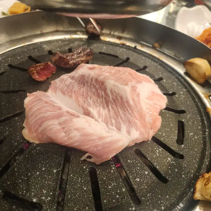 불판 위에서 익고 있는 돼지고기