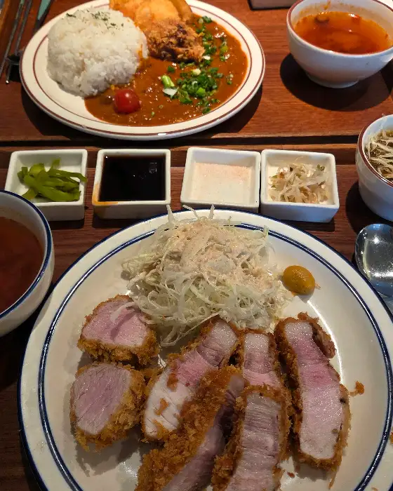 안심 돈까스와 시금치 카레 구성