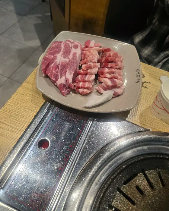 신선한 삼겹살과 목살이 플레이트에 담겨 나온 모습