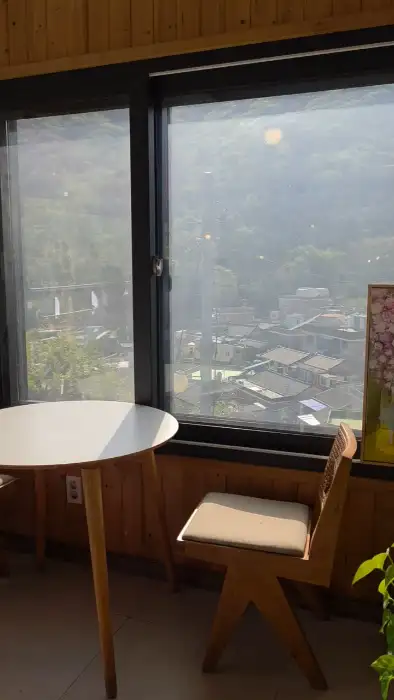 창가 테이블과 의자