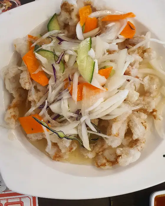 탕수육 위에 올려진 각종 채소와 소스