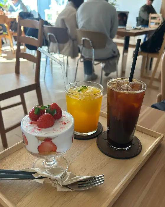광명 라떼와 딸기 컵케이크
