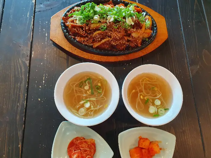 깔끔하게 차려진 밑반찬과 밥