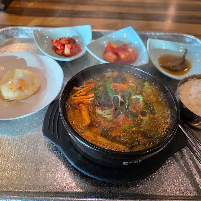 김이 모락모락 나는 소고기국밥
